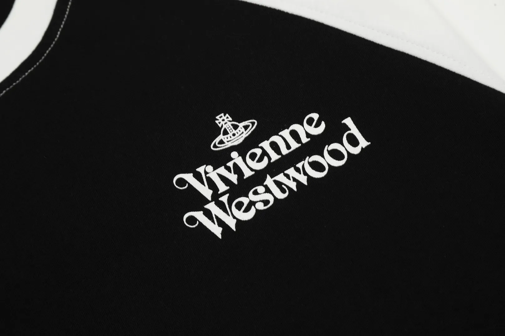 "Classic long sleeves" vivienne west wood Vivienne Saturn classic versatile raglan long sleeves Simple and fashionable, very practical for wearing inside and outside. The top hot style in 2024. No need to say more. Open the details directly. The full range of correct accessories. Every detail is completely restored. It can be filled directly. Size: s m l Color: (body color) black white